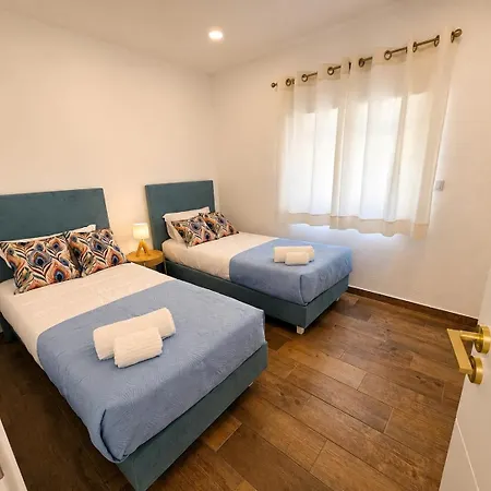 Ferienhaus Blue House Sta Cruz - Charm 5min From The